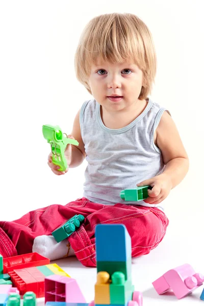 Симпатичный маленький мальчик играет с блоками — стоковое фото
