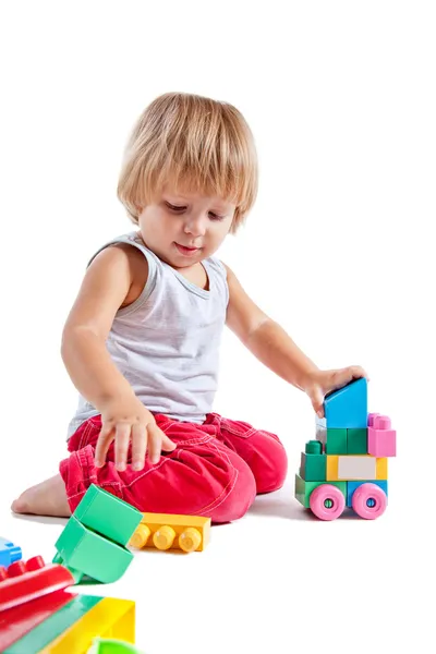 Oyuncakları ile oynarken sevimli küçük çocuk — Stok fotoğraf