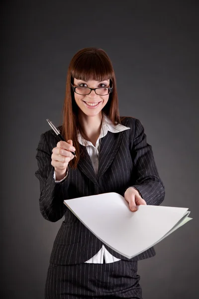 Femme d'affaires joyeuse avec des documents et un stylo — Photo