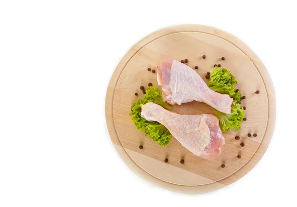 Čerstvé syrové kuřecí stehýnka s zeleným salátem — Stock fotografie