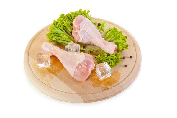 Patas de pollo frescas y congeladas en tabla de picar —  Fotos de Stock