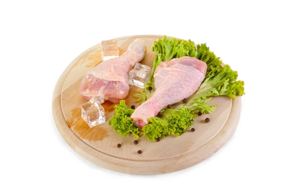 Čerstvé a zmrazené kuřecí stehýnka s zeleným salátem — Stock fotografie