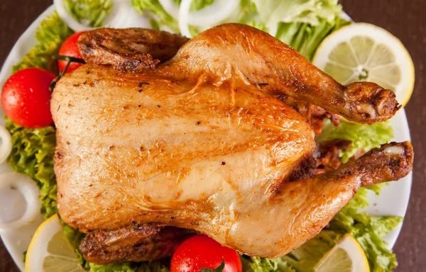 Жареная курица со свежими овощами — стоковое фото
