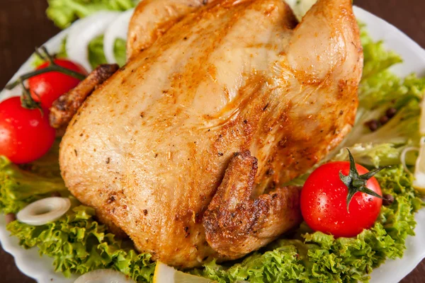 Крупный план жареного цыпленка со свежими овощами — стоковое фото