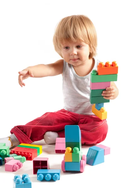 Schattige kleine jongen spelen met blokken — Stockfoto