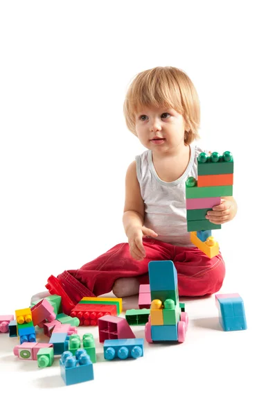 Смешной мальчик играет с блоками — стоковое фото