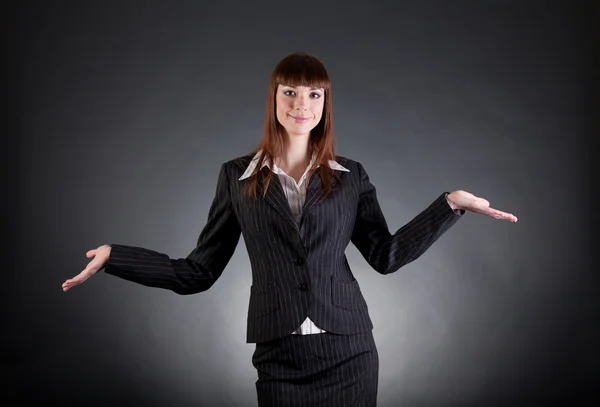 開いて手を示す陽気なビジネス女性 — ストック写真