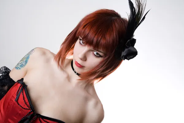 Cabaret flicka med hår fascinator — Stockfoto