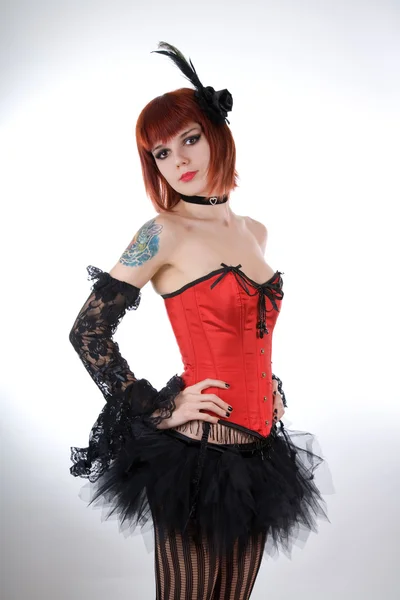 Cabaret girl in corsetto rosso e gonna tutù — Foto Stock