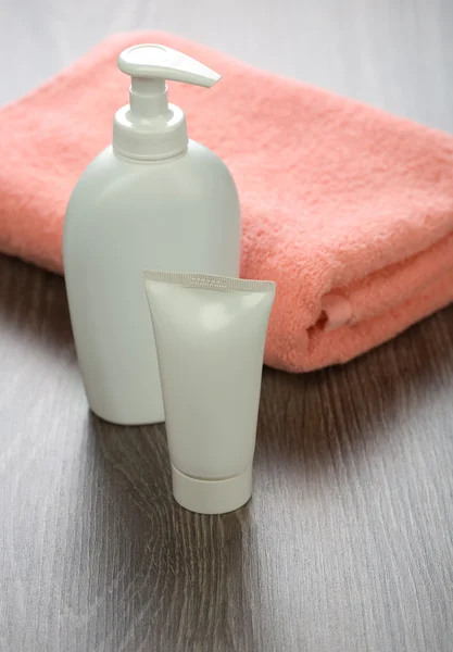 Tubo della bottiglia e asciugamano di cotone — Foto Stock
