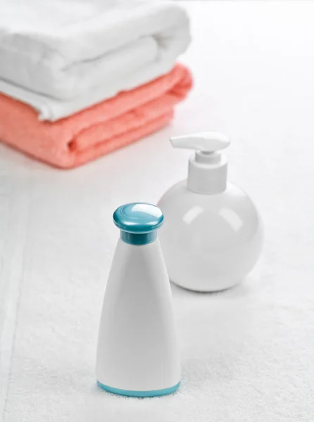 Бутылки и полотенца — стоковое фото