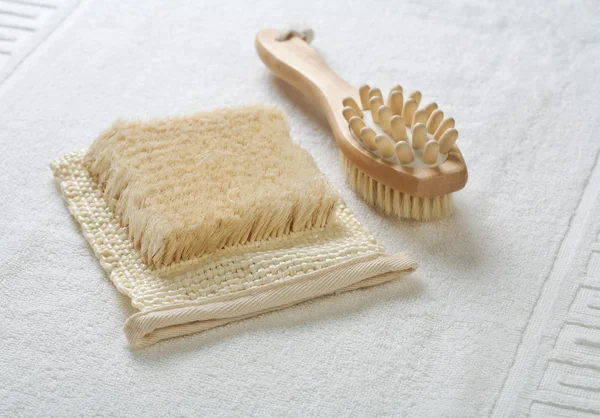 Zamknij widok na łyka i masażu w biały ręcznik — Zdjęcie stockowe