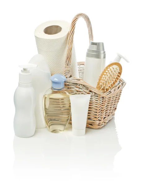 Artigos cosméticos na cesta — Fotografia de Stock