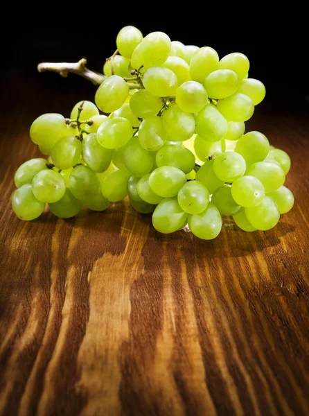 Виноград на деревянной доске — стоковое фото