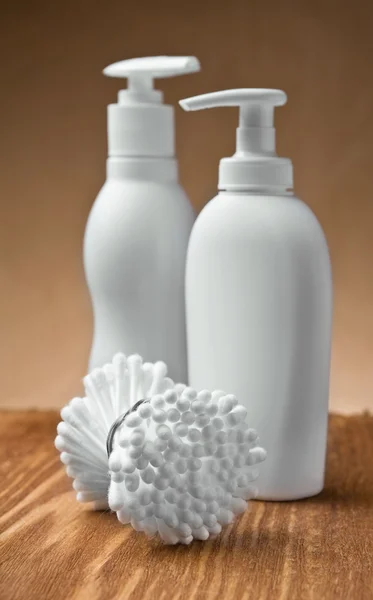 Rulo temizleme bezi ve beyaz spreyler — Stok fotoğraf