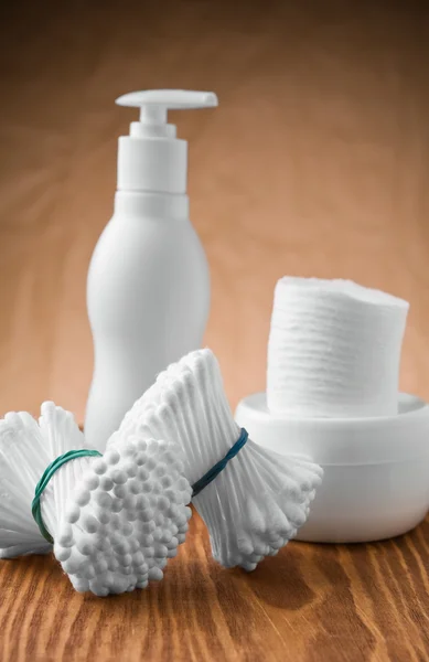 Temizleme bezi ve kavanoz ve ped şişe — Stok fotoğraf