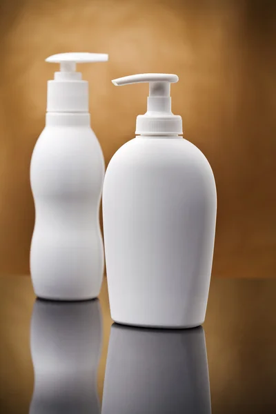 Twee witte cosmetische sprays — Stockfoto