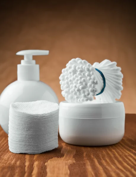 Produtos de limpeza cosméticos brancos — Fotografia de Stock