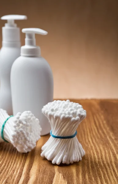 Tamponi di cotone bianco e bottiglie — Foto Stock