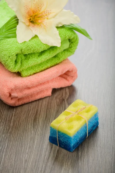 Badeschwamm Seife Blume und Handtücher — Stockfoto