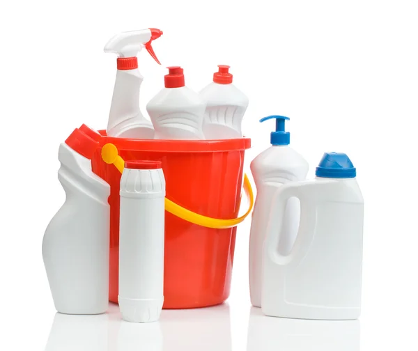 Složení bílých čističe s červeným kbelík — Stock fotografie