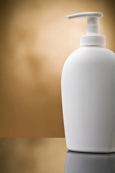 Beyaz şişe boşaltmak görünümü — Stok fotoğraf