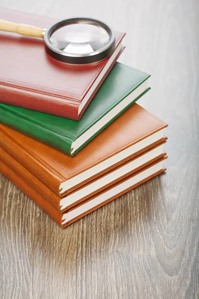 Pět notebooků a Lupa — Stock fotografie