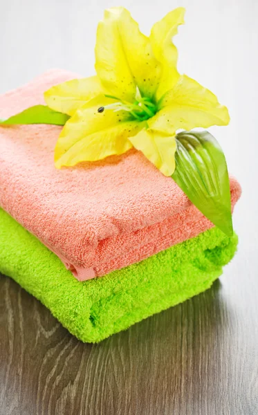 Flower on towels — Stock Photo, Image