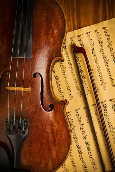 Staré použité housle a poznámku zavřít — Stock fotografie