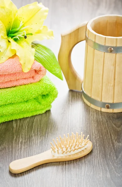 Asciugamani fiore spazzola per capelli e tazza — Foto Stock
