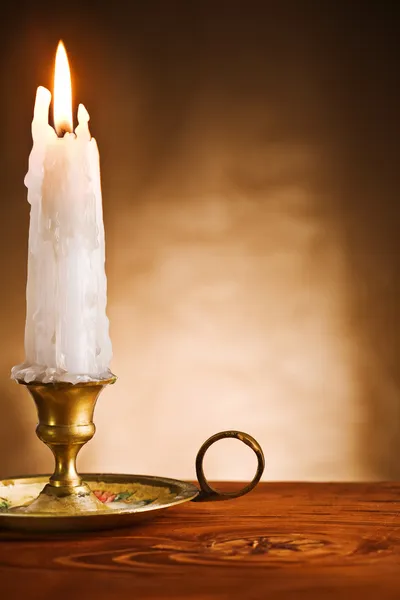 Copia spazio candela in fiamme nel vecchio candeliere — Foto Stock
