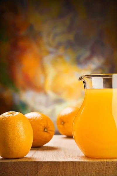 Sumo de laranja e laranjas — Fotografia de Stock