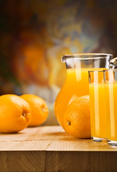 Laranjas e suco de laranjas — Fotografia de Stock