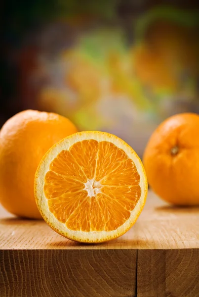 Pomarańcze na deski — Zdjęcie stockowe