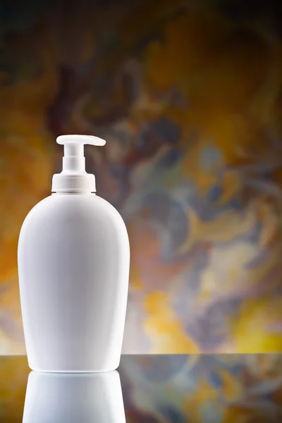 Copia spazio bianco bottiglia spray per la cura della pelle — Foto Stock