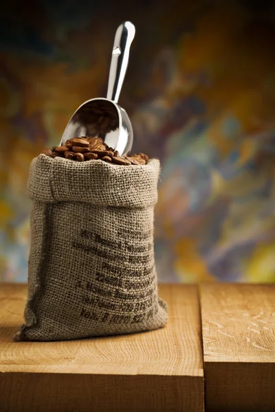 Kleine zak fith koffiebonen en scoop — Stockfoto