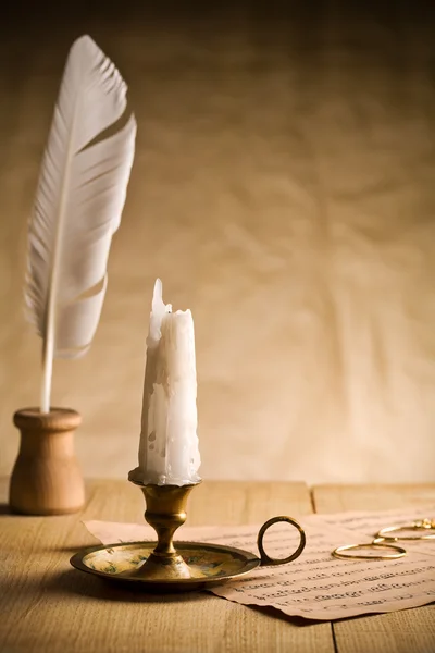 Не горить свічка на старовинному столі — стокове фото