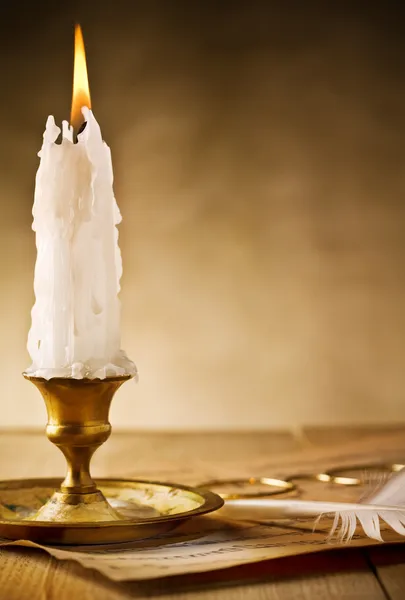 Kerzenständer aus Messing mit brennender Kerze auf dem Tisch — Stockfoto