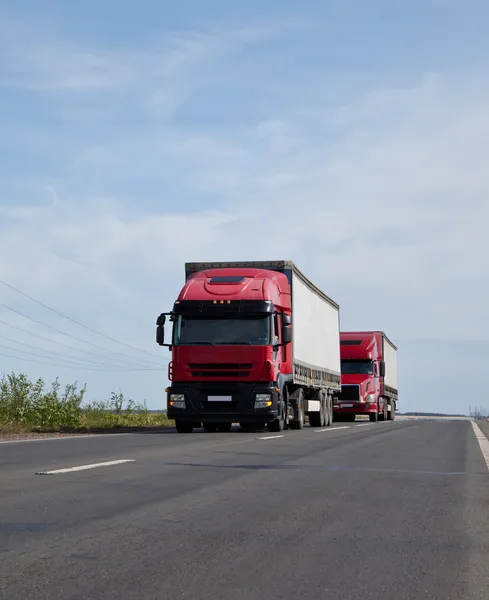 Vrachtwagens op de weg — Stockfoto