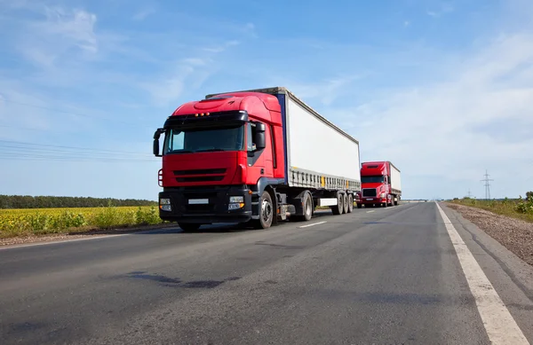 Twee rode vrachtwagens — Stockfoto