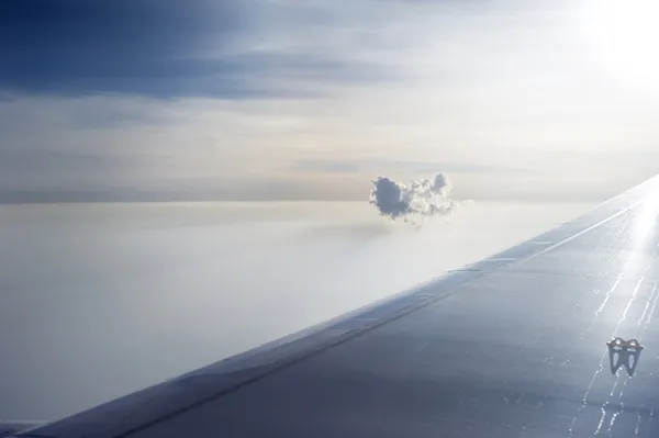 Μοναχικό σύννεφο — Φωτογραφία Αρχείου