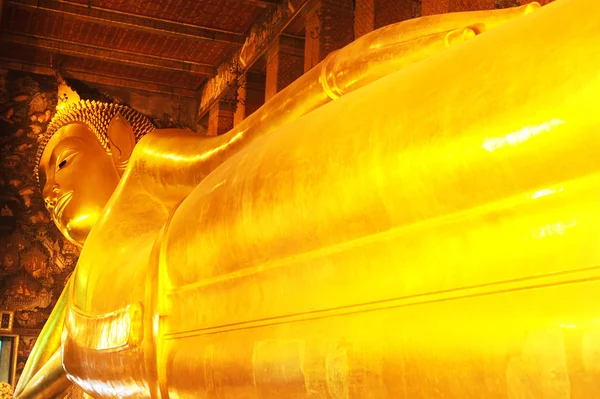 Лежачого Будди в wat pho — стокове фото