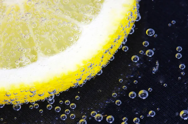 Лимонний шматочок з бульбашками — стокове фото