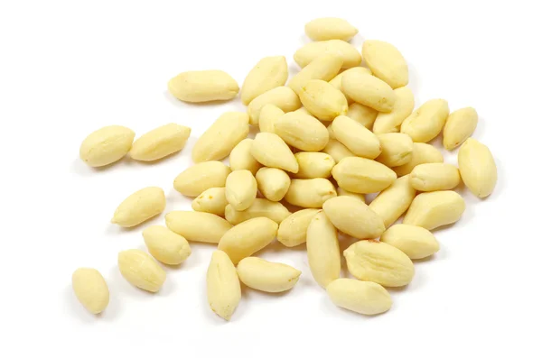 Erdnüsse auf Weiß — Stockfoto