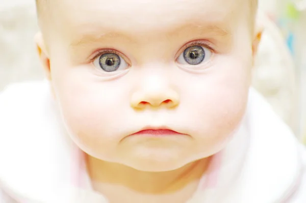 Baby op wit — Stockfoto