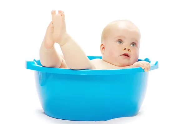 婴儿坐在浴缸里 — 图库照片