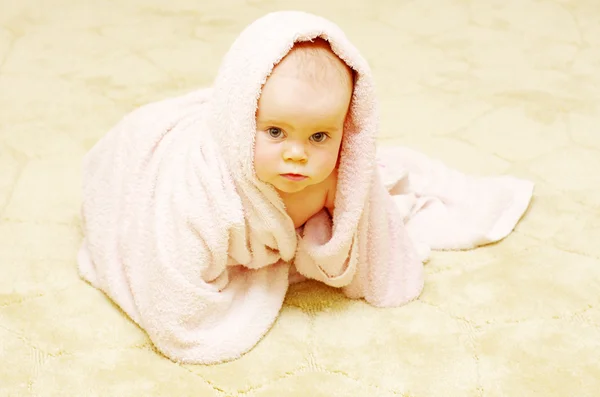 Dítě pod dekou — Stock fotografie