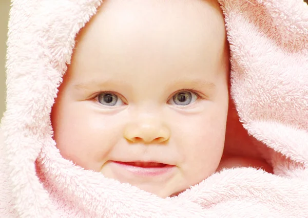 Baby onder deken — Stockfoto