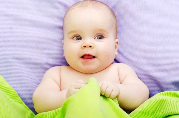 Mirando bebé —  Fotos de Stock