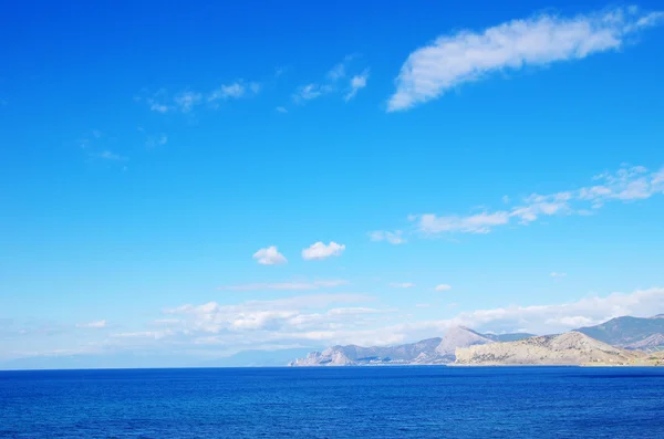 Deniz ve mavi gökyüzü — Stok fotoğraf